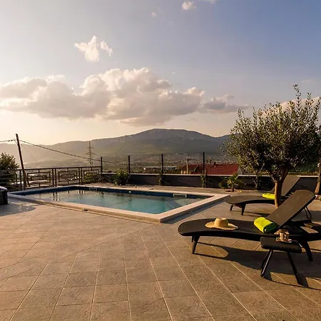 Luxurious In With Sauna Split